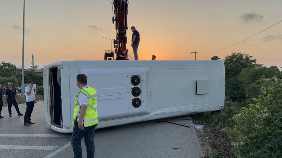 Otobüs devrildi, çok sayıda yaralı var! 5